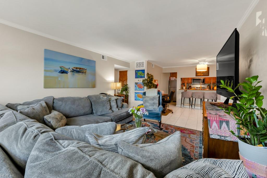 1015 Barclay SQ