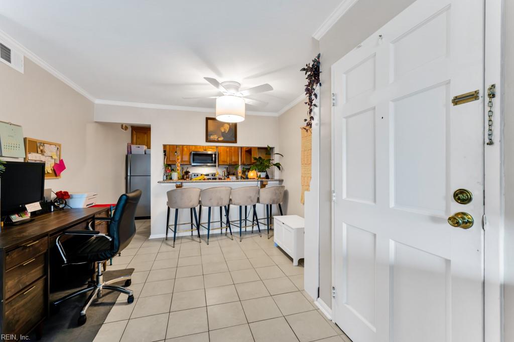 1015 Barclay SQ