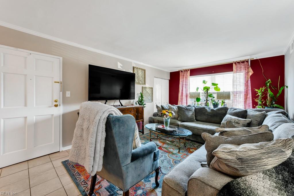1015 Barclay SQ