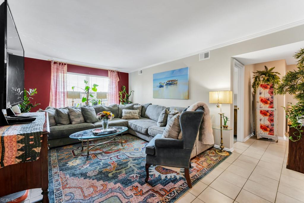1015 Barclay SQ