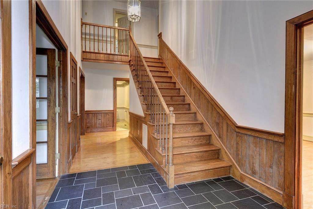 109 Forest LN