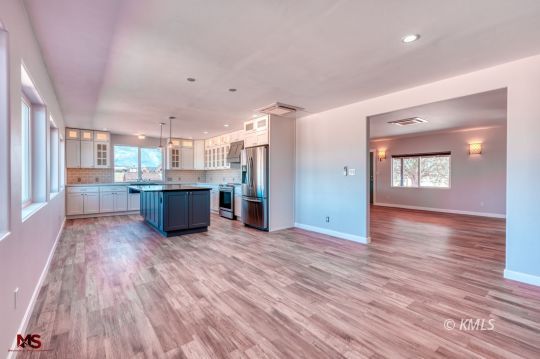 Kanab, Utah 84741, United States, 5 Bedrooms Bedrooms, ,3 BathroomsBathrooms,Residential,Pending,45227