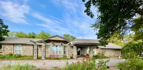 1902 S OAKWOOD RD, ENID, OK 73703 - Image 17052ee57a123558bcbc02ba9e7e7fc0/647181334