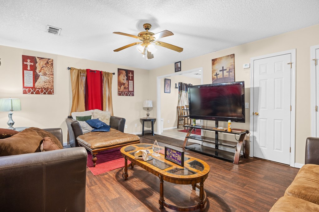 407 PINECREST DR