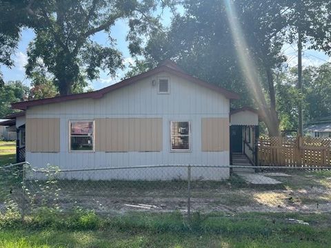 Photo of 217 W Madison Ave, Ashburn, GA 31714 (MLS # 140221)