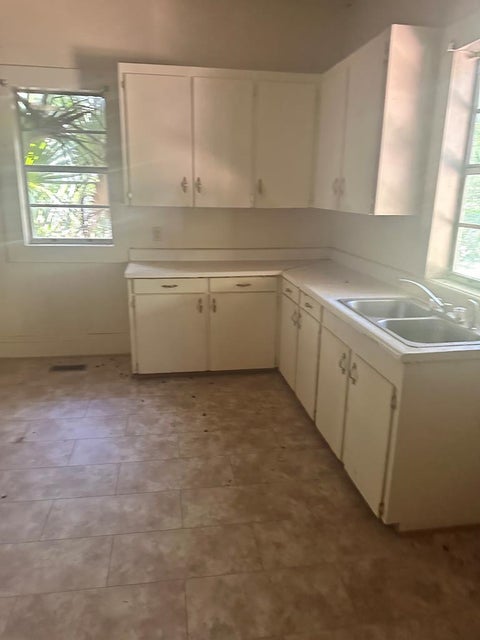 Tiny photo for 303 W Altamaha St, Fitzgerald, GA 31750 (MLS # 138829)