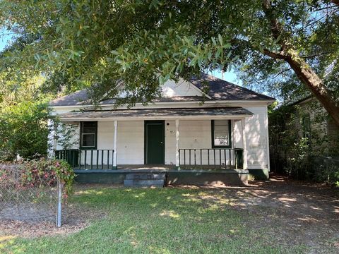 Photo of 303 W Altamaha St, Fitzgerald, GA 31750 (MLS # 138829)