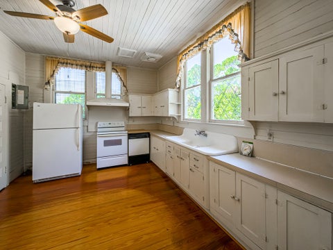 Tiny photo for 203 E Pinson St, Sylvester, GA 31791 (MLS # 142623)