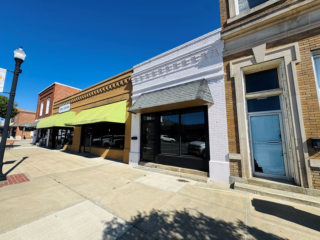 104 N Isabella St