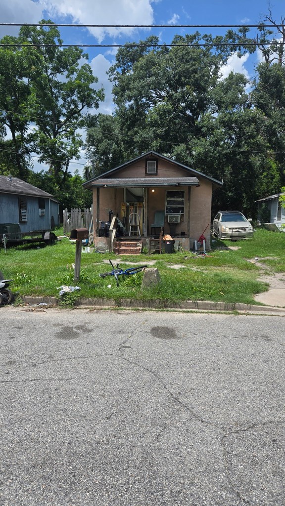808 W Adair