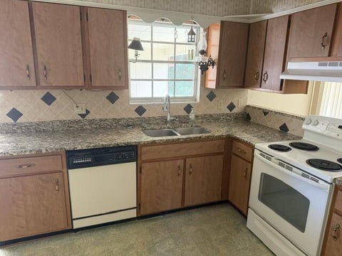 Tiny photo for 2217 Ridge Ave, Tifton, GA 31794 (MLS # 143145)