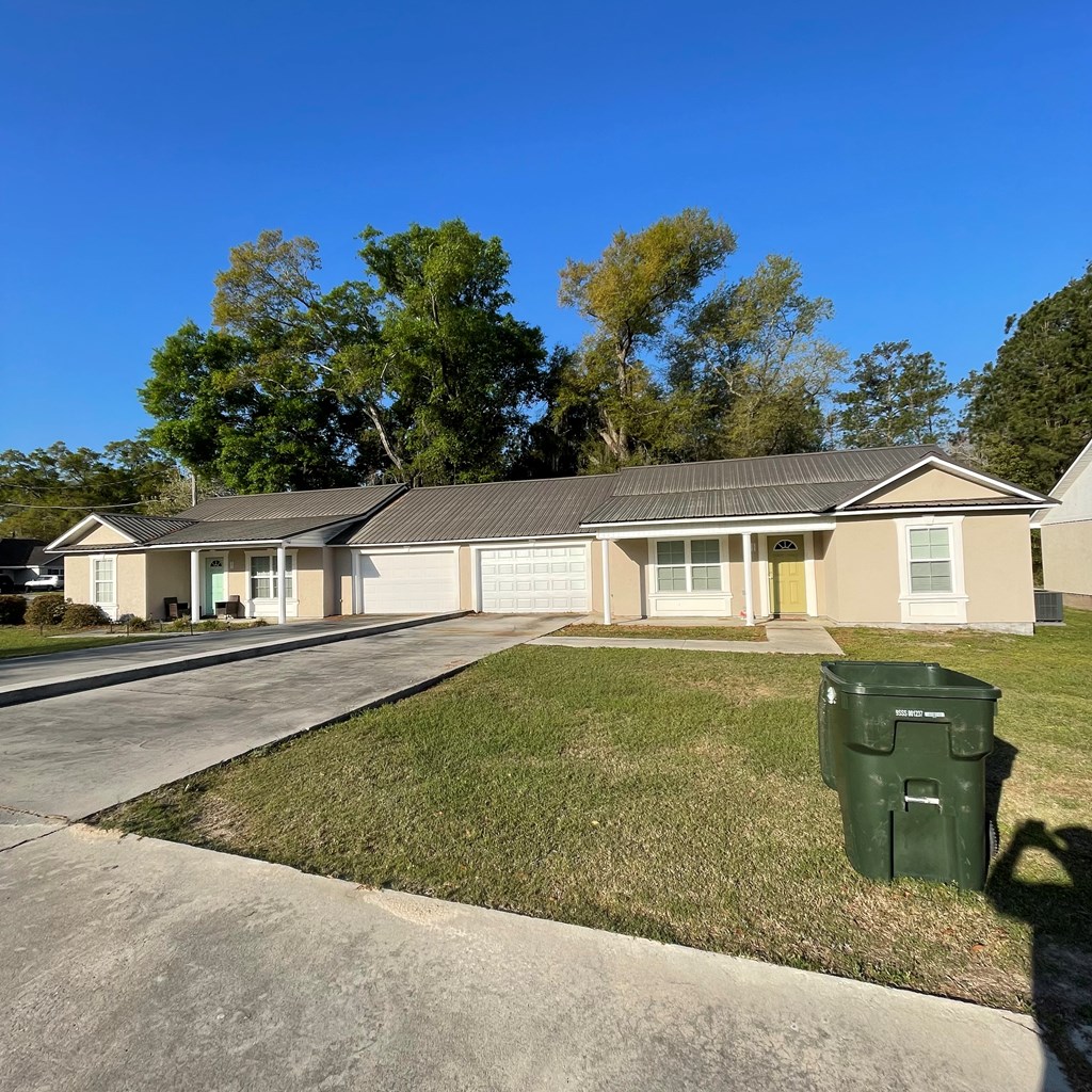 202 Hollow Grove Cir