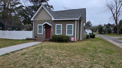 Photo of 609 W Pine Street, Fitzgerald, GA 31750 (MLS # 141384)