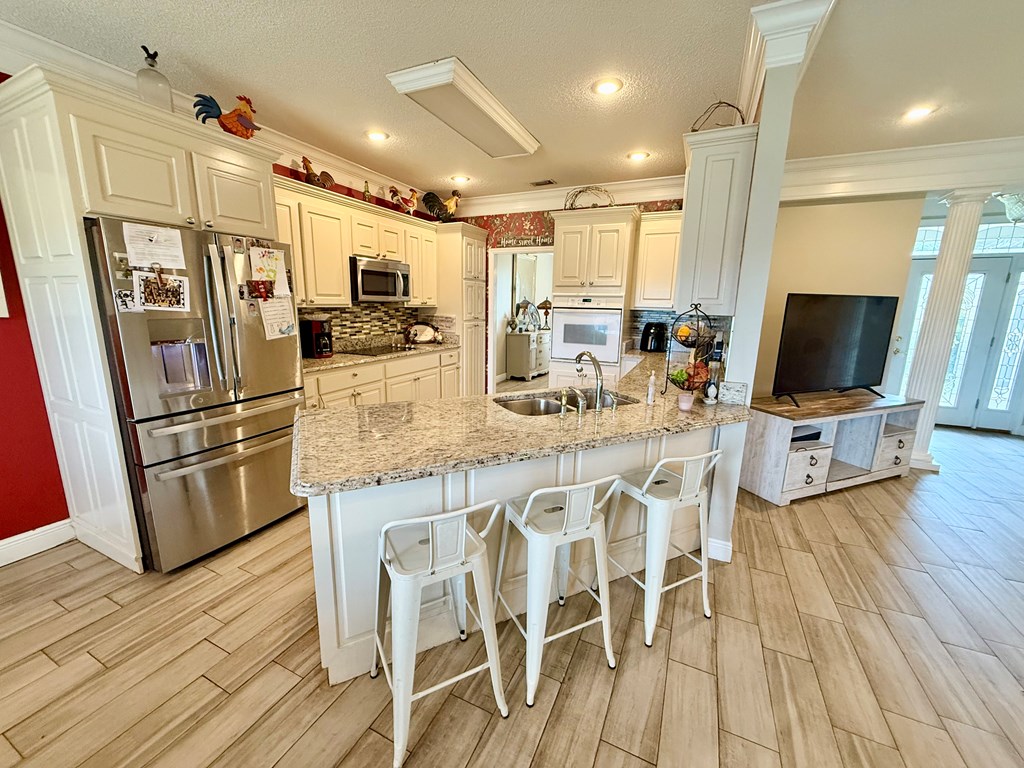 805 Plantation Dr