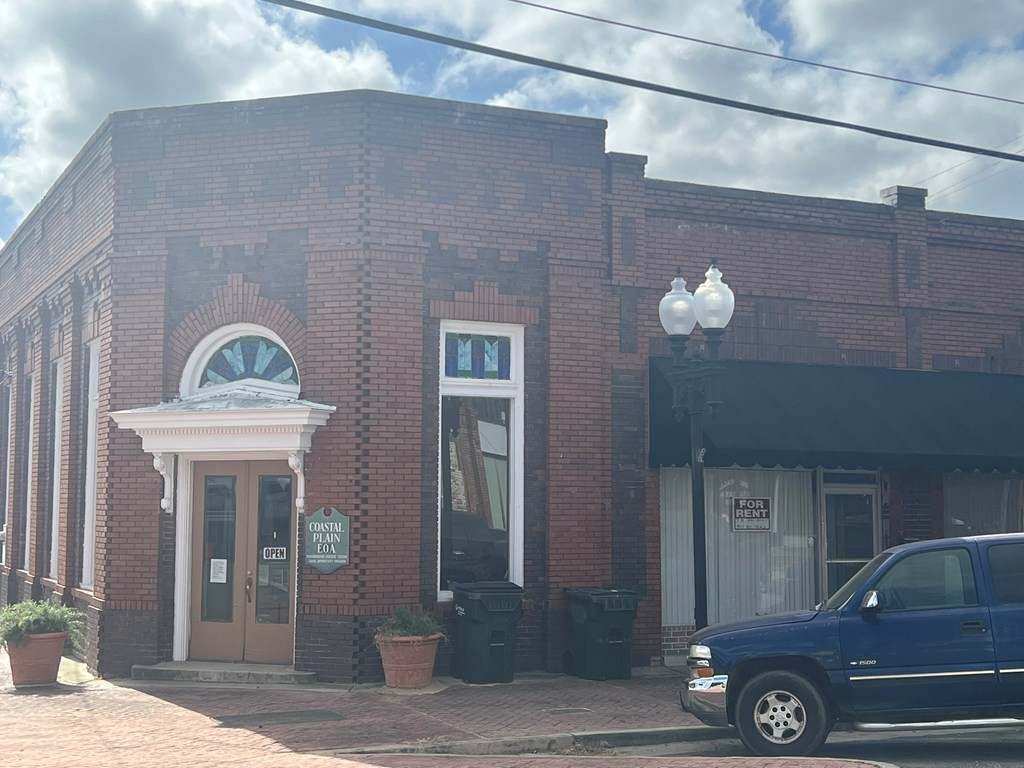 124 E College Ave