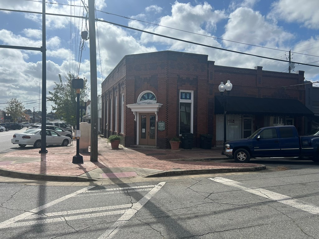 124 E College Ave