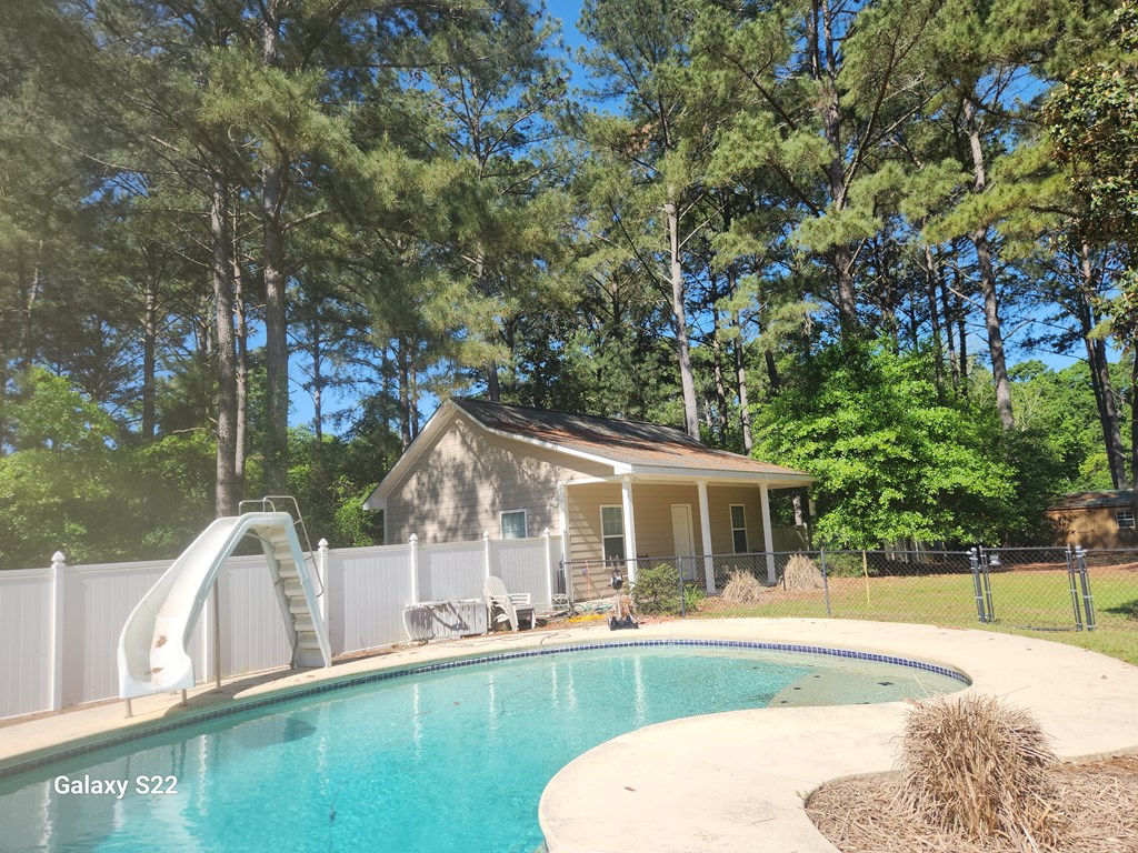 11 Edgewater Drive