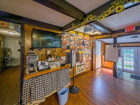 Tiny photo for 293 W Benjamin H Hill Drive, Fitzgerald, GA 31750 (MLS # 138637)