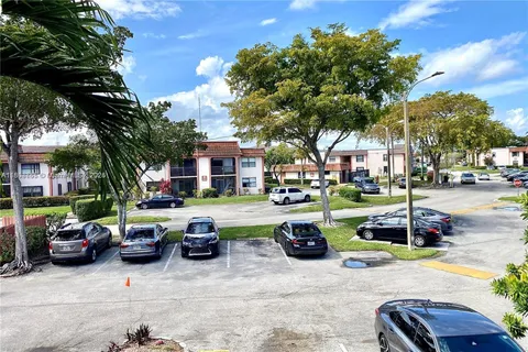 880 NE 207th Ter Unit 202-10, Miami, FL MLS: A11803855