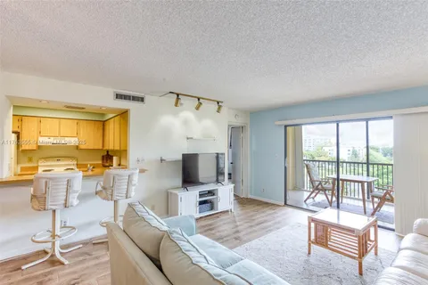 2205 S Cypress Bend Dr Unit 604, Pompano Beach, FL MLS: A11763555