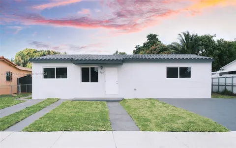 1221 W 34 St, Hialeah, FL MLS: A11788426