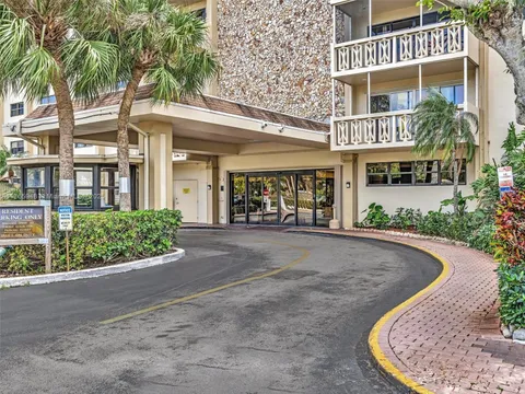 800 NE 195th St Unit 716, Miami, FL MLS: A11765948