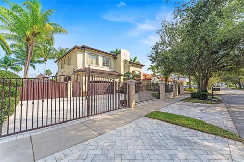 16801 NW 77th Pl, Miami Lakes, FL MLS: A11737302