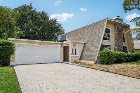 126 Barcelona Dr, Royal Palm Beach, FL MLS: A11623619