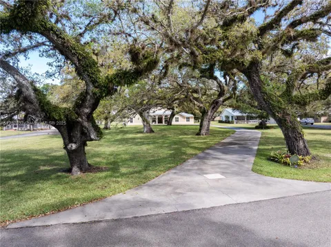 1132 Riverbend Dr, La Belle, FL MLS: A11757632