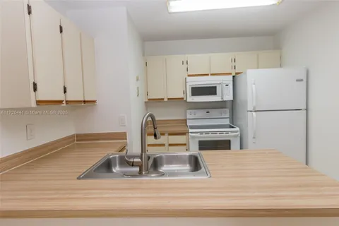 18328 NW 68th Ave Unit P, Hialeah, FL MLS: A11726441