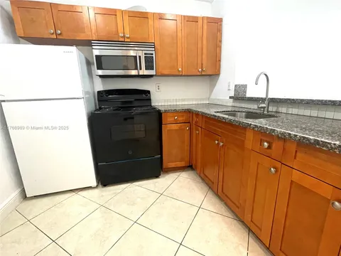 492 NW 165th St Rd Unit C-109, Miami, FL MLS: A11766989