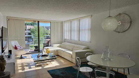 2450 NE 135th St Unit 102, North Miami, FL MLS: A11759411