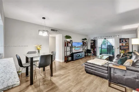 8504 Old Country Mnr Unit 205, Davie, FL MLS: A11801952