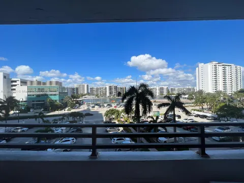 Hollywood, FL 33019