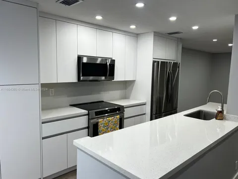 8223 NW 8th St Unit 11, Plantation, FL MLS: A11664360