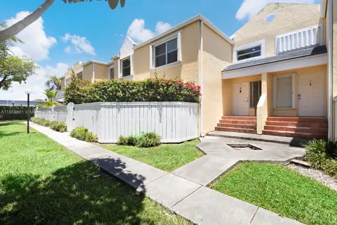 6870 SW 45th Ln Unit 8, Miami, FL MLS: A11808861