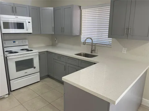 2432 W 54th Pl Unit 16, Hialeah, FL MLS: A11763261