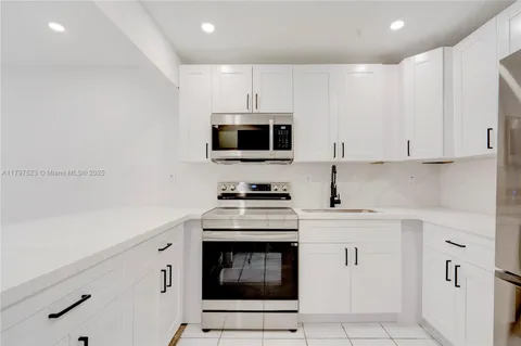 6095 W 19th Ave Unit 220, Hialeah, FL MLS: A11797523