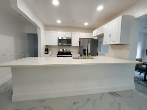 900 SW 31st St, Fort Lauderdale, FL MLS: A11805100