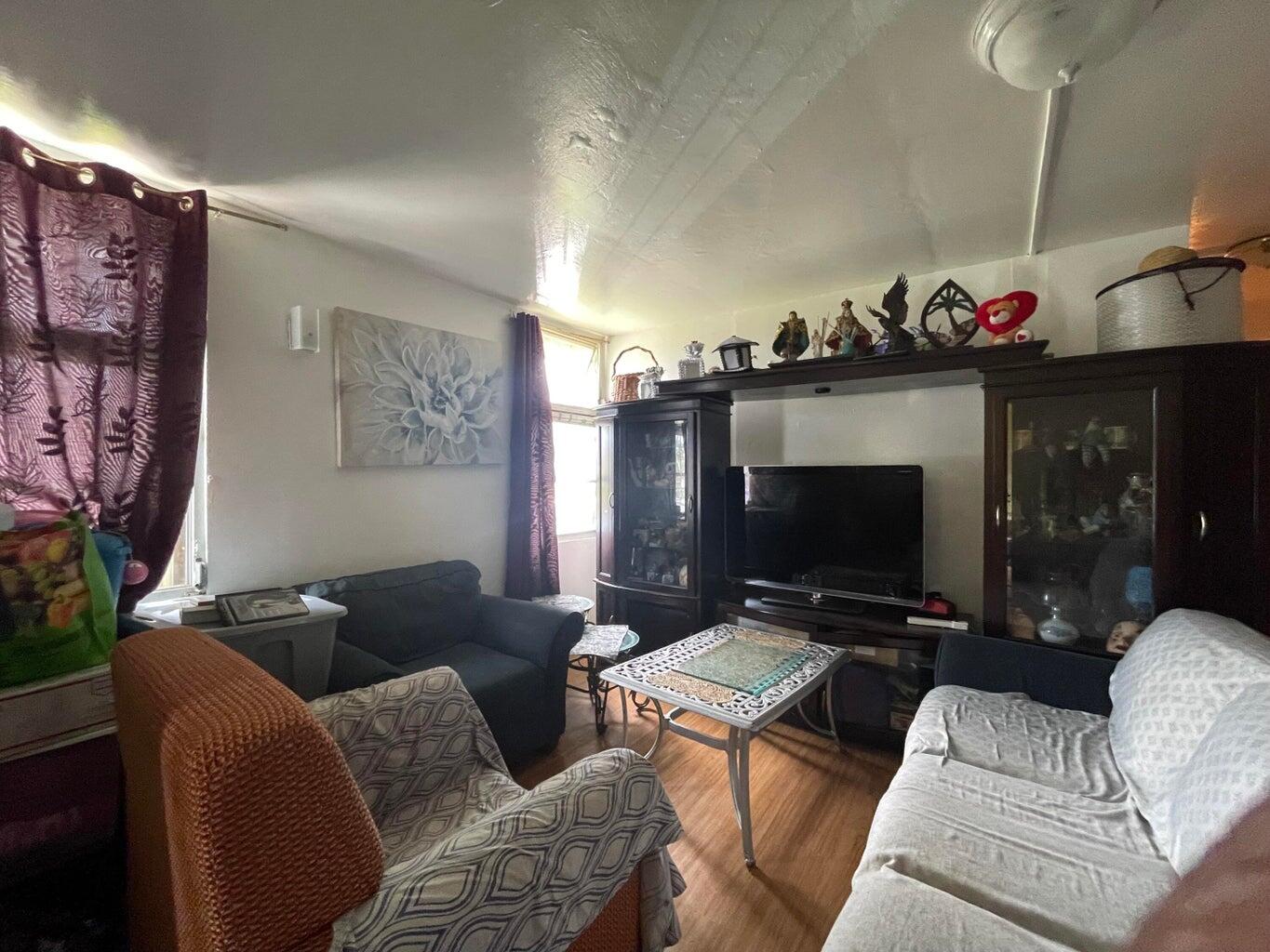114 E. San Antonio Avenue