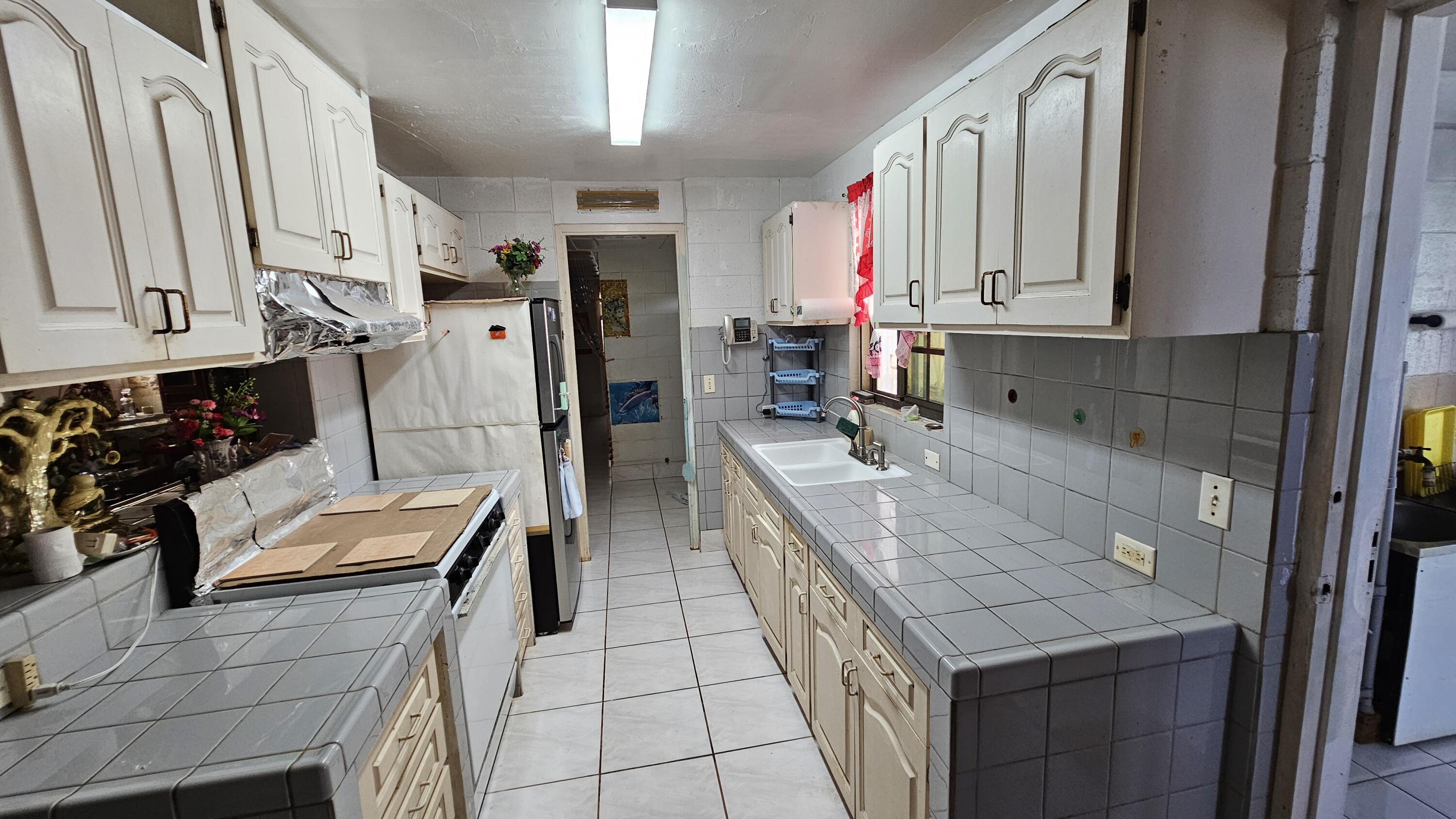 184 Apaka Street 1B