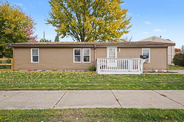 405 35TH ST, BAY CITY, MI 48708 - Image 461b4dd8f34cae47e18b91c71b53589e/1964347947