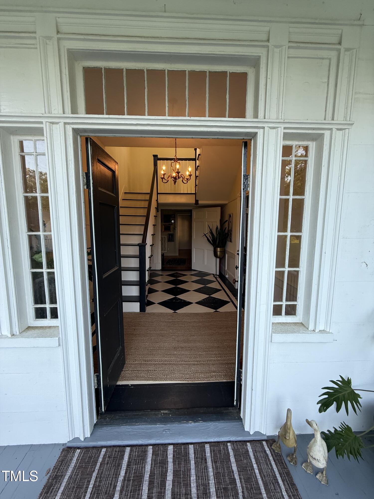 313 W Noble Street