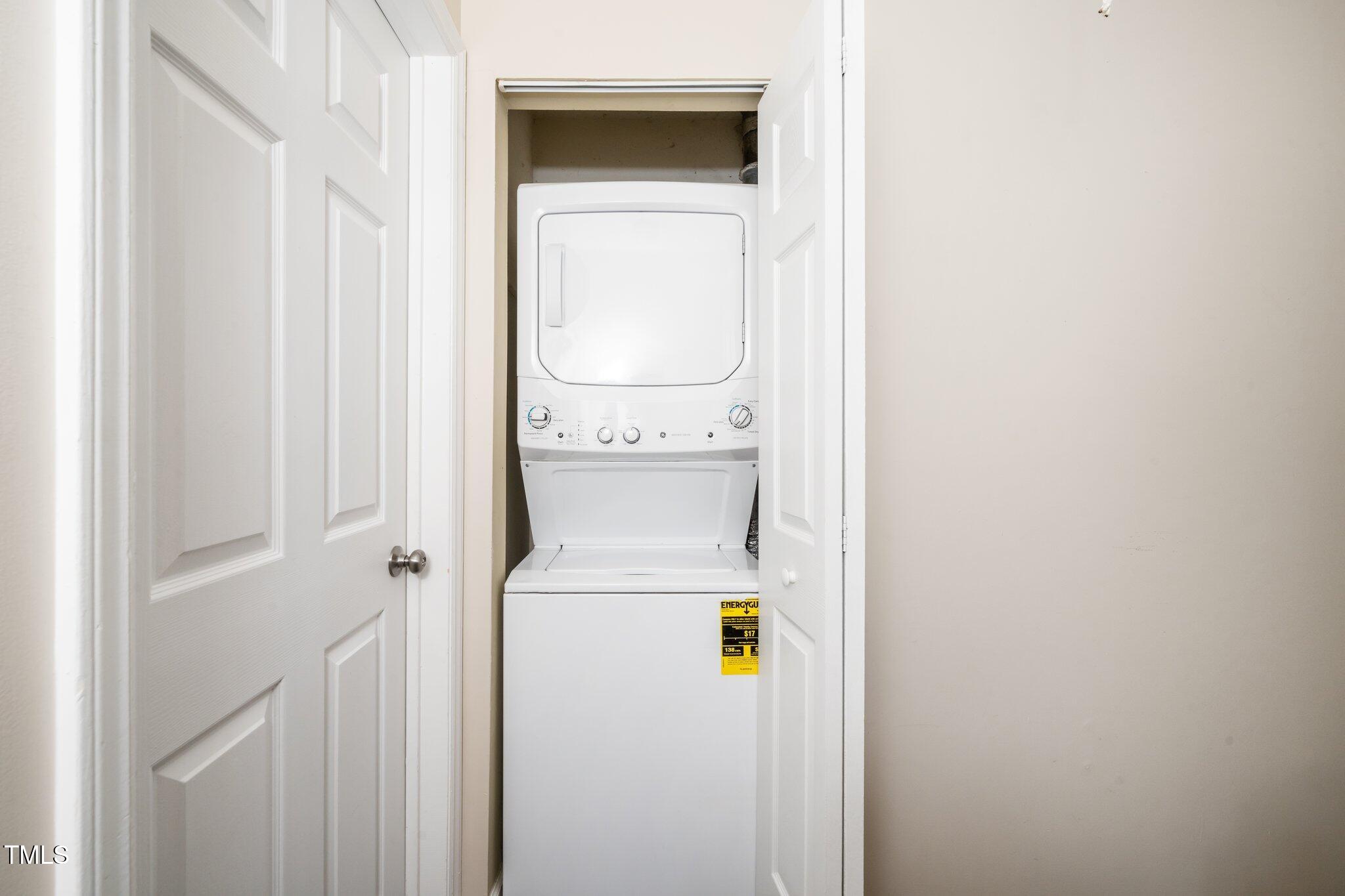 Raleigh, North Carolina 27608, United States, 2 Bedrooms Bedrooms, ,2 BathroomsBathrooms,Residential,Pending,87327