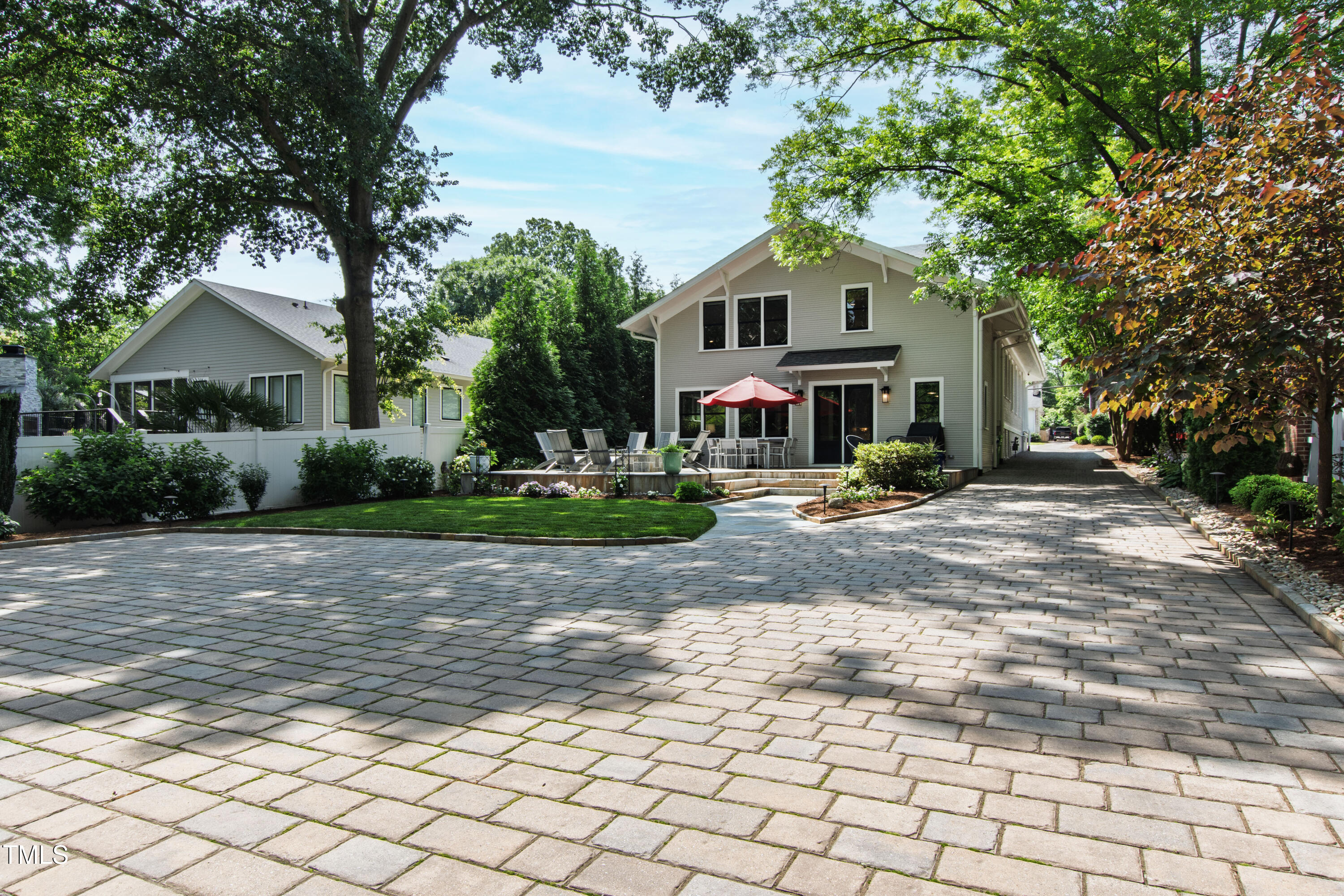 Raleigh, North Carolina 27608, United States, 4 Bedrooms Bedrooms, ,4 BathroomsBathrooms,Residential,Pending,144570