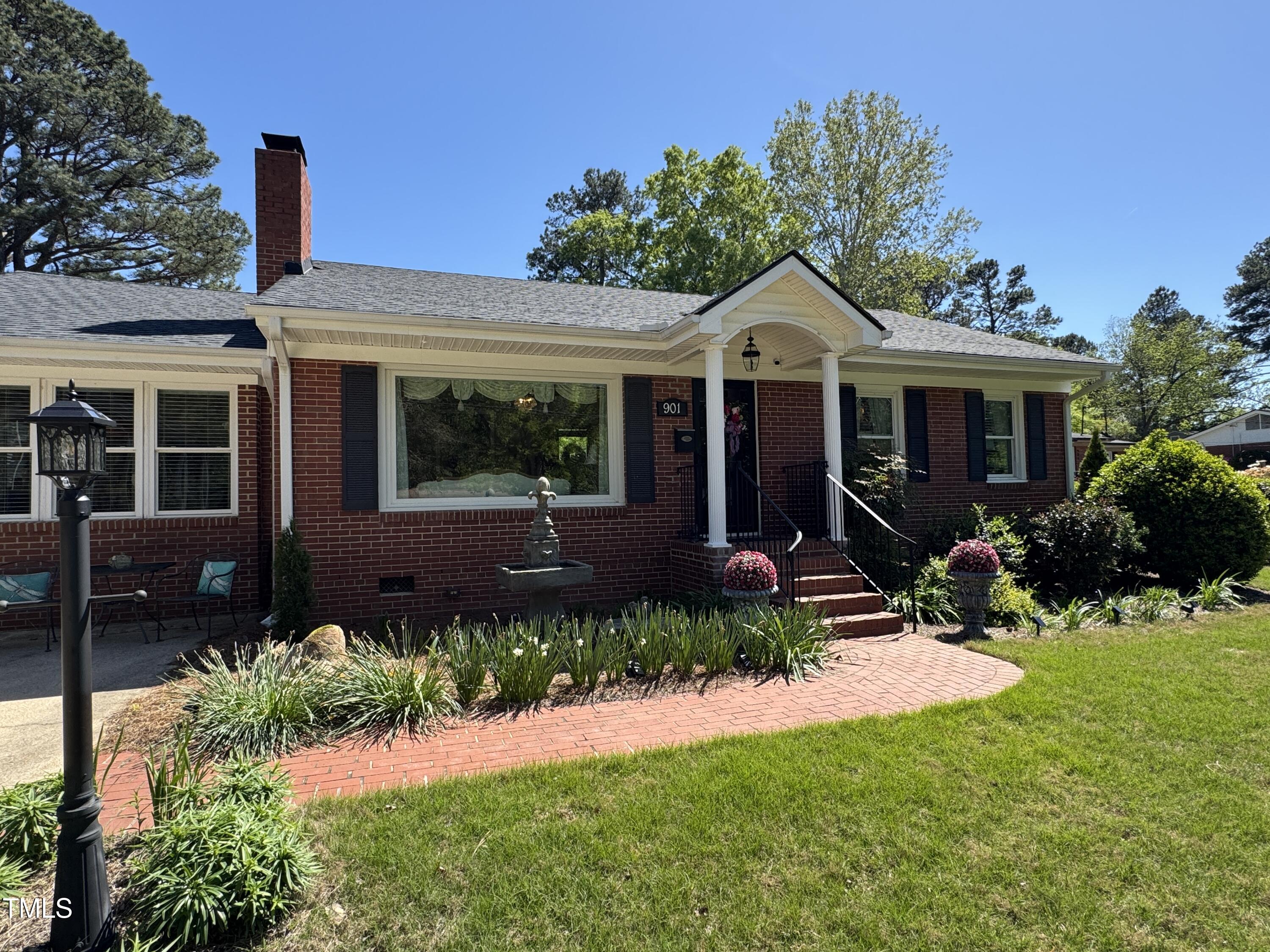 901 Vandora Avenue