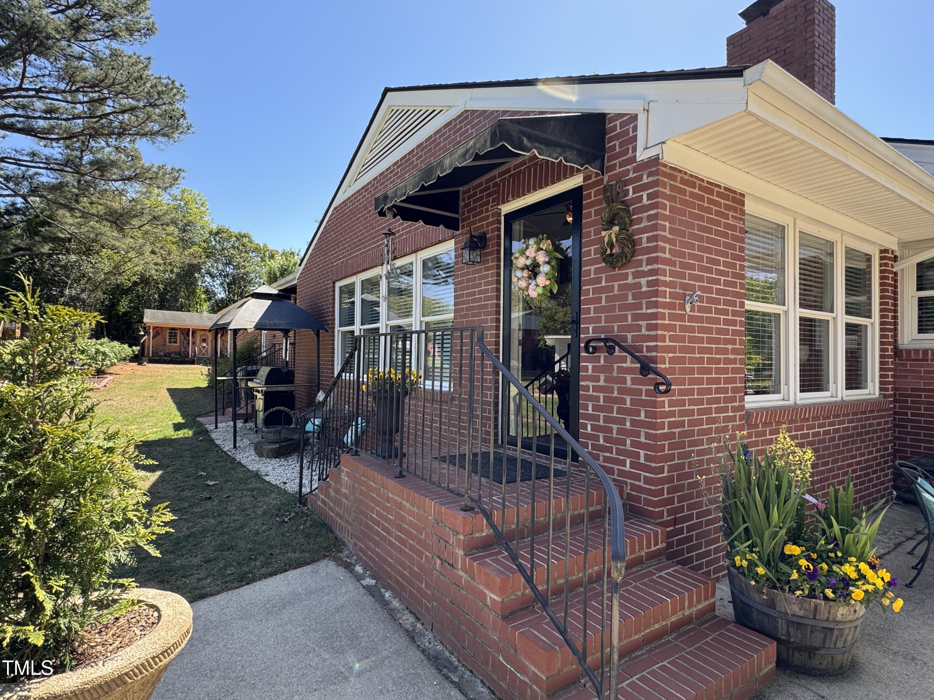 901 Vandora Avenue