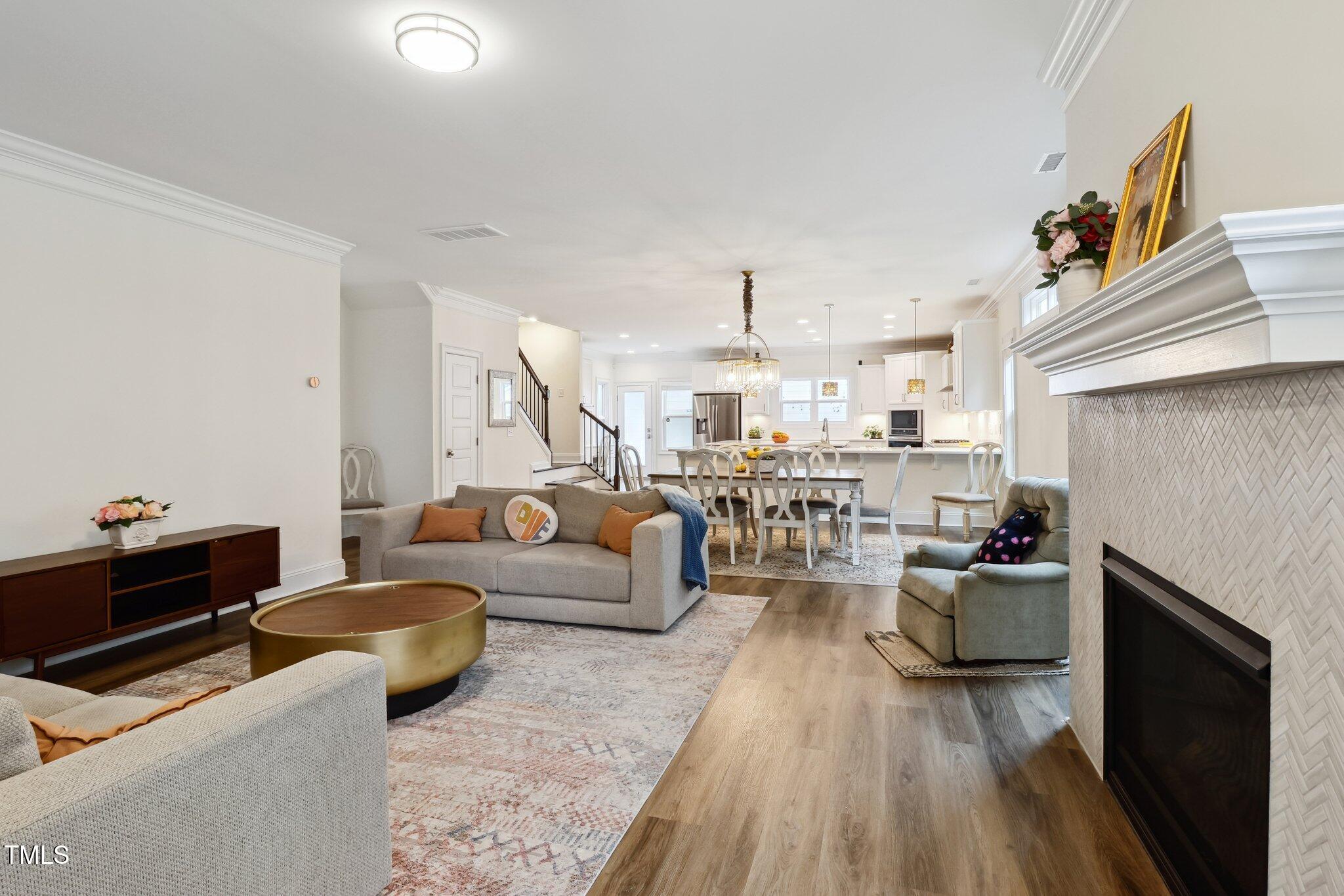 1211 Gloriosa Street