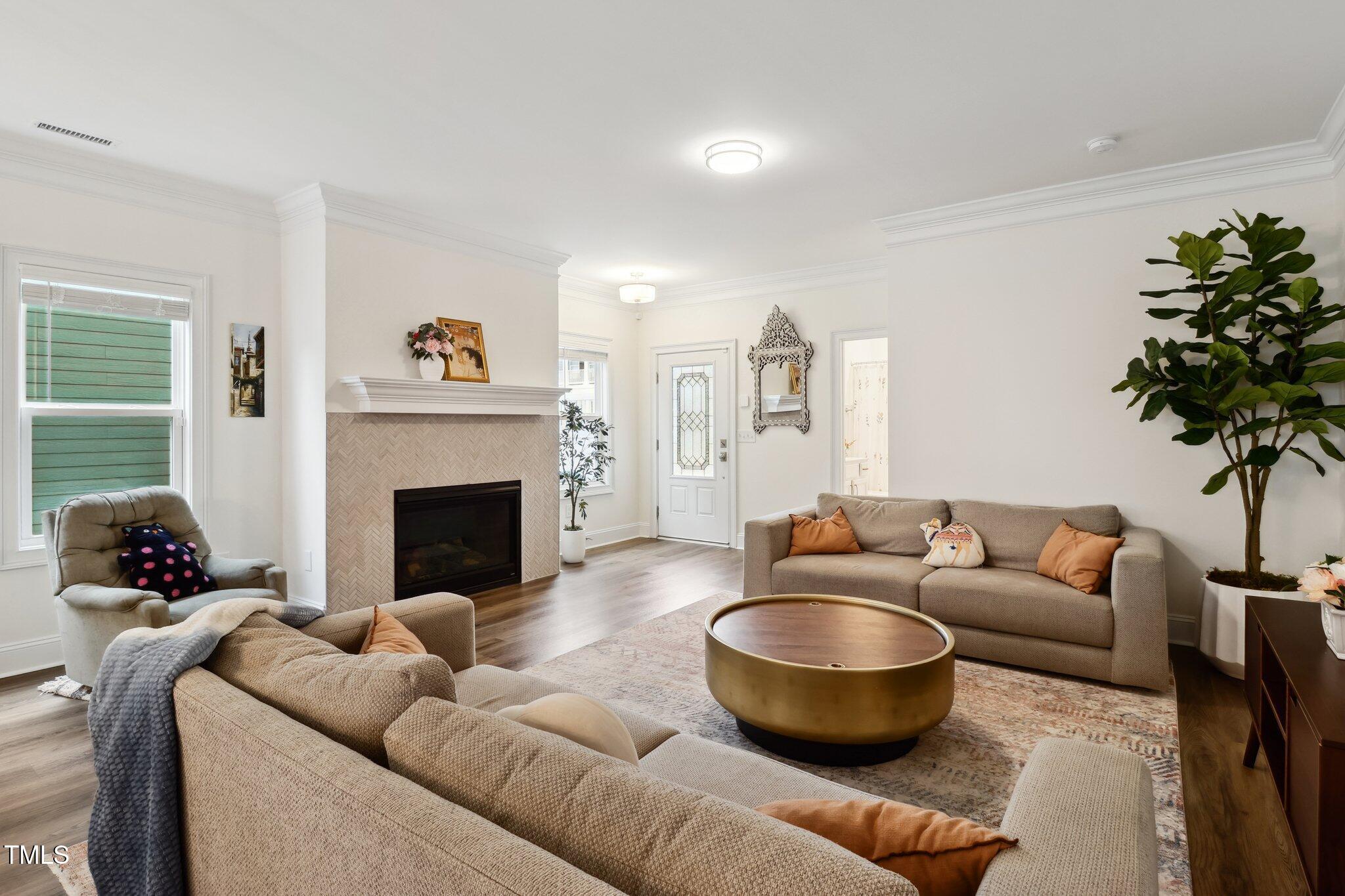 1211 Gloriosa Street