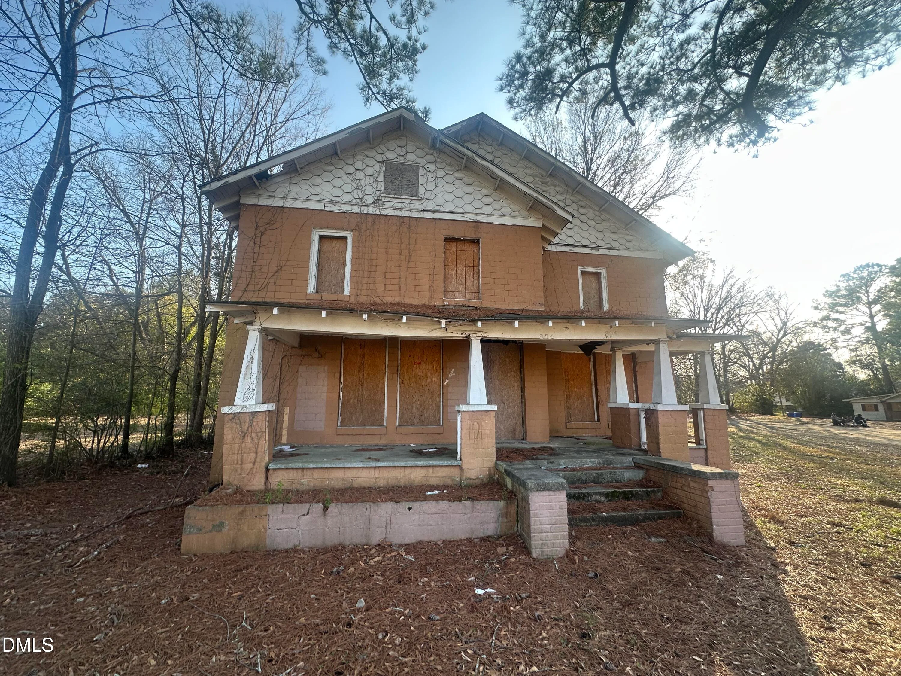 804 Vance Street E